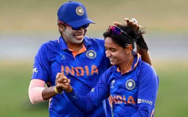 Jhulan Goswami and Harmanpreet Kaur