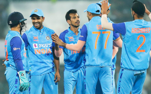 'Test match ka pitch T20 meh kyuuu?' - Fans left speechless as India clinch last-over win chasing 100 vs NZ in 2nd T20I